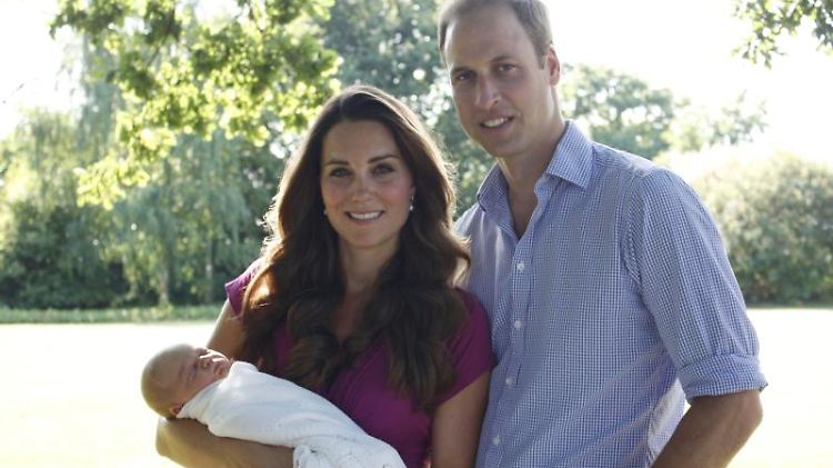 Prinz William und Herzogin Kate zeigen ihren kleinen Sohn George kurz nach der Geburt. Foto: Michael Middleton