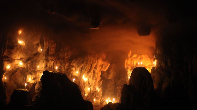 Kerzen erhellen eine Höhle bei der Ausgrabungsstätte Salinas de los Nueve Cerros.