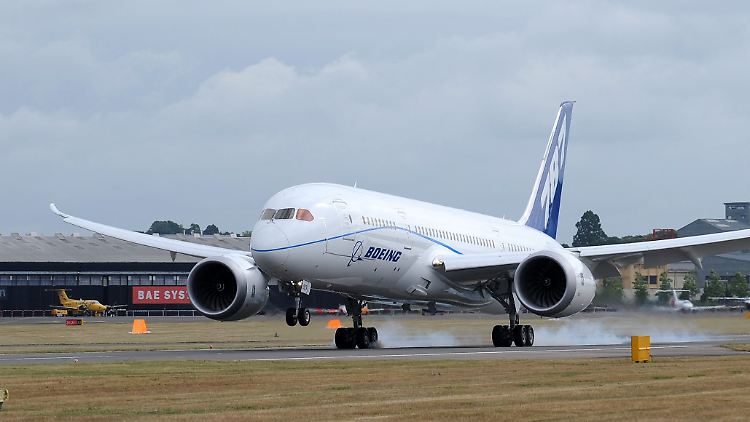 Eine Boeing 787 "Dreamliner" landet bei der Farnborough Airshow 2010: Ruhig ist es um den Flieger auch mehr als drei Jahre später nicht geworden.