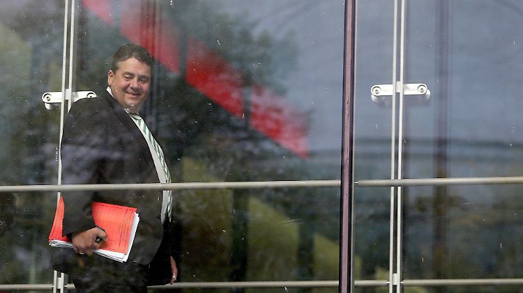 SPD-Chef Gabriel am Freitagabend im Willy-Brandt-Haus auf dem Weg zum Parteikonvent.