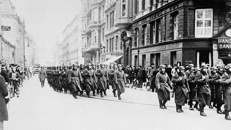 Deutsche Truppen feiern Adolf Hitlers Geburtstag am 20. April 1940 mit einer Parade durch Kopenhagen.