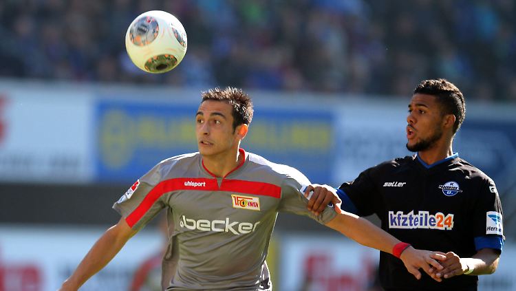 Berlins Roberto Puncec (l.) und der Paderborner Elias Kachunga (r.) kämpfen um den Ball: Am Ende nehmen die "Eisernen" drei Punkte mit zurück nach Berlin.
