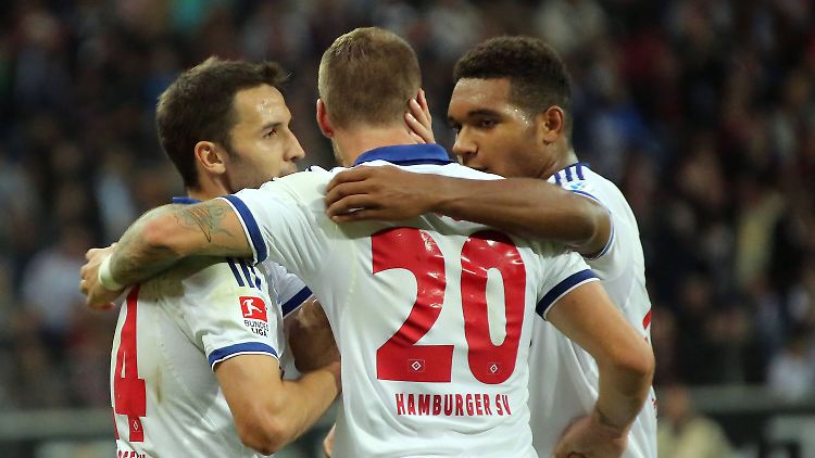 Pierre-Michel Lasogga (M.) wird nach seinem Treffer zum zwischenzeitlichen 1:1 von seinen Mitspielern umringt.
