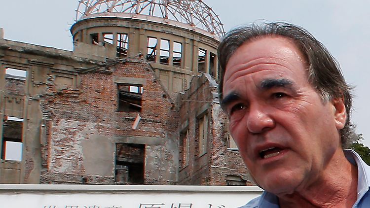 Oliver Stone vor der "Atombombenkuppel" in Hiroshima. Stone und sein Co-Autor Peter Kuznick trafen sich dort im August mit Überlebenden.