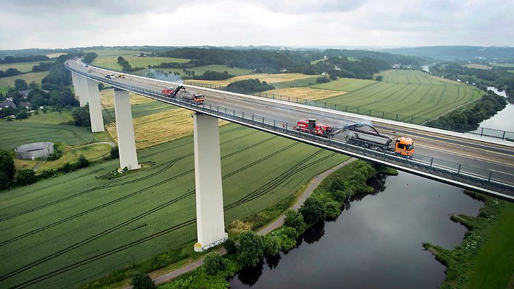 Bauarbeiten an der Ruhrtalbrücke bei Mühlheim.