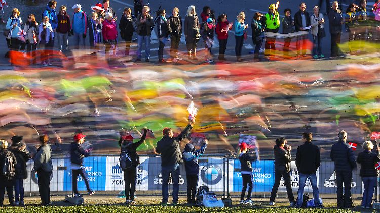 Mehr als 40.000 Läufer, Rollstuhlfahrer und Handbiker waren beim traditionellen Marathon in der Bundeshauptstadt an den Start gegangen.