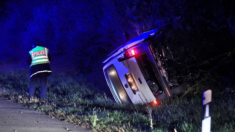 Der vom Geisterfahrer gerammte Kleinbus liegt im Graben. 