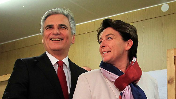 Werner Faymann (l.) bei der Stimmabgabe mit seiner Frau Martina. Der SPÖ-Politiker wird voraussichtlich österreichischer Bundeskanzler bleiben.