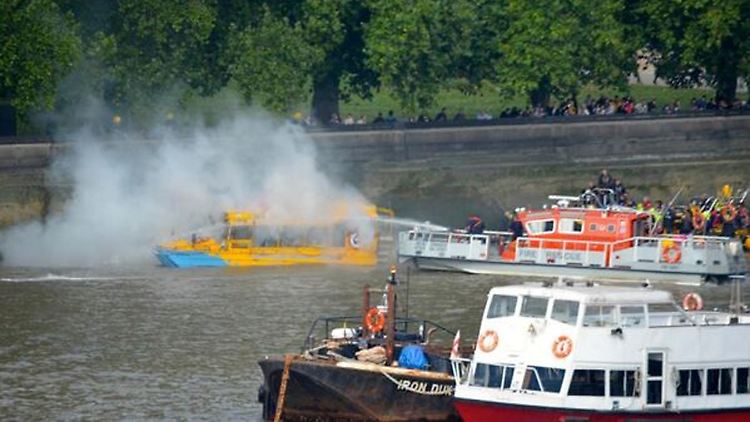 Rettungskräfte eilten schnell herbei als das Unglücksboot in Flammen aufging.