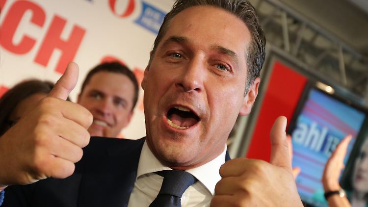 Rechtspopulist Heinz-Christian Strache von der FPÖ bejubelt das gute Wahlergebnis seiner Partei.