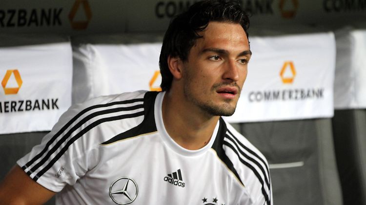 In Dortmund eine Bank - im DFB-Team sitzt er öfters auf eben jener: Innenverteidiger Mats Hummels.