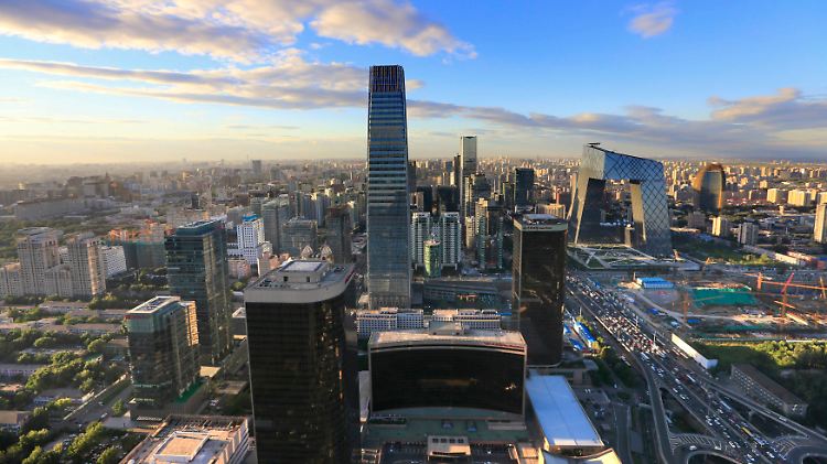 Reichlich ungenutzte Dachflächen: Das Häusermeer von Peking - an einem halbwegs klaren Sommerabend.