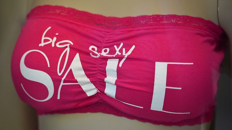 Mit allen Mitteln: Wenn der Deutsche im Sommerschlussverkauf nicht zugreifen mag, nutzt selbst kräftiges Rosa nichts.