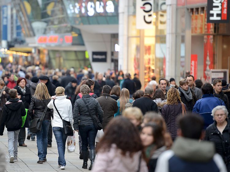 Einer der wichtigsten Brennpunkte im deutschen Konsumgeschehen: Passanten in der Stuttgarter Königsstraße.