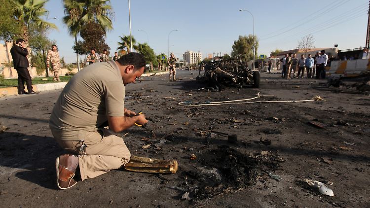 Nach einer Autobomben-Attacke in Erbil sind nur noch Asche und einige verbrannte Fahrzeugteile übrig.