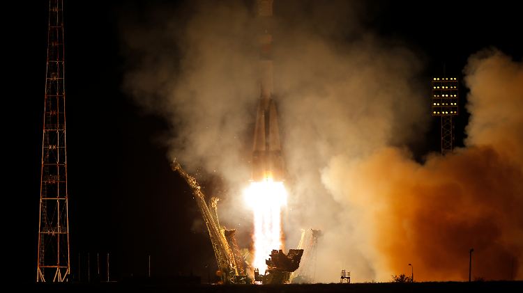 Die Rakete bringt einen Satelliten in die Erdumlaufbahn.