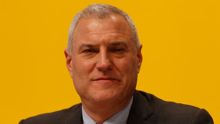 Kümmert sich für die Post um Geld und Schulden: Lawrence "Larry" Rosen.