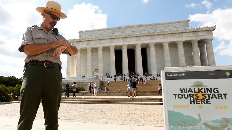 Ein National-Park-Ranger blickt vor dem Lincoln Memorial auf die Uhr. Wenn sich der Kongress nicht einigt, werden die Nationalparks morgen geschlossen.