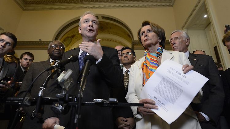 Die Demokraten Chris Van Hollen und Nancy Pelosi präsentieren einen Gesetzentwurf, der von den Republikanern zurückgewiesen wurde.