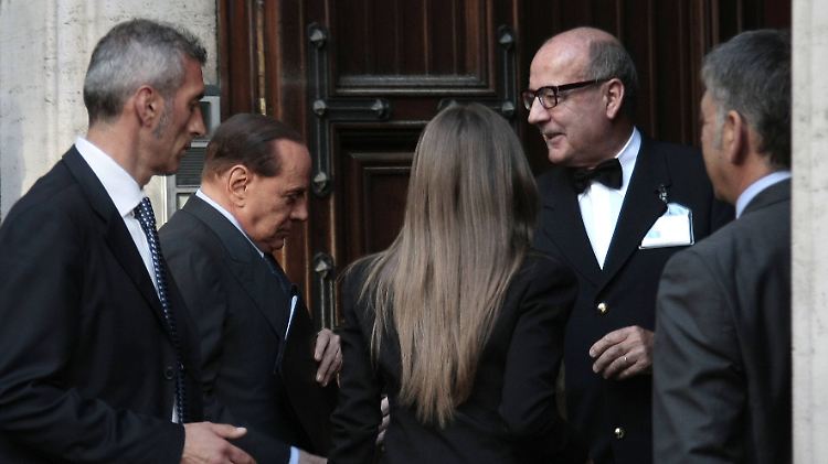Silvio Berlusconi bei einem Treffen mit Parteifreunden am Montag. Vor der Vertrauensfrage seines Koalitionspartners rief er seine Partei auf, nicht für Letta zu stimmen.
