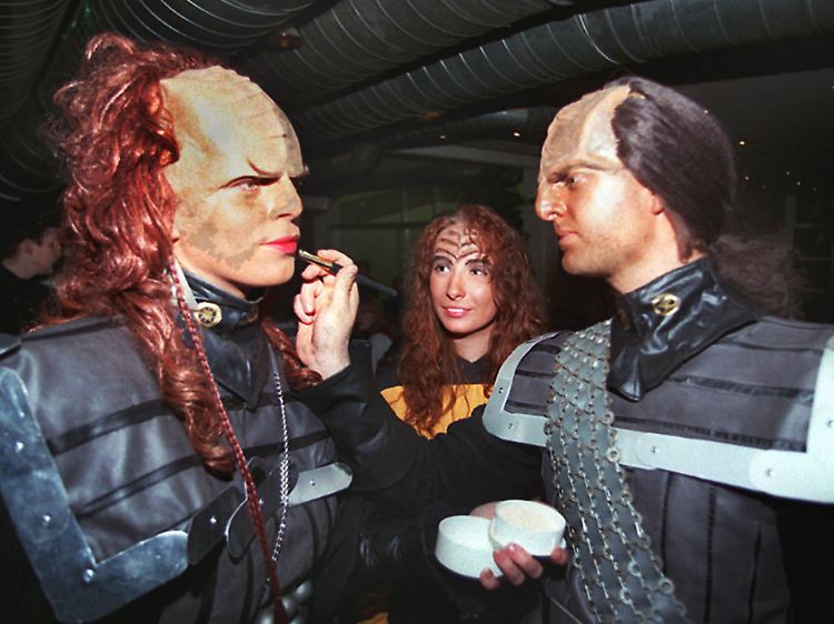 Für die wäre das vielleicht was: "Star Trek-Fans" verkleidet und schmnken sich als Klingonen.
