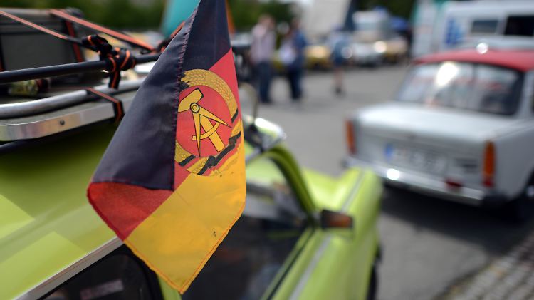 Manch "Ossi" fühlt sich genötigt, seine ostdeutsche Identität zur Schau zu stellen, wie hier beim Trabi-Treffen in Zwickau.