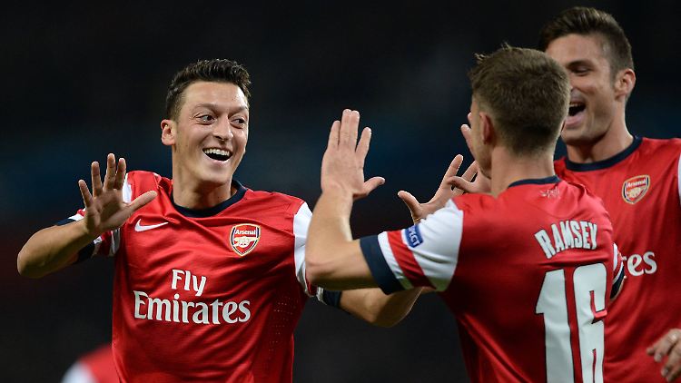 Mesut Özil hatte beim 2:0 gegen Neapel allen Grund zum Feiern.