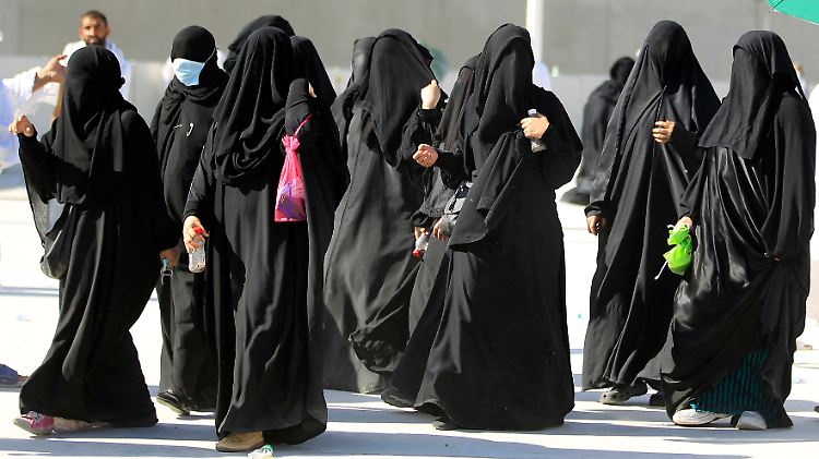 Die saudi-arabische Religionspolizei achtet auf die korrekte Verschleierung bei Frauen.