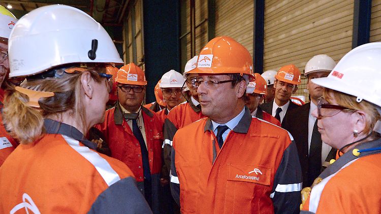 Frankreichs Präsident Francois Hollande spricht bei seinem Besuch des Stahlwerks in Florange mit dort Beschäftigten.