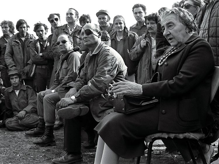 Die israelische Ministerpräsidentin Golda Meir (r.) und Verteidigungsminister Moshe Dayan (M.) verkannten den Ernst der Lage.