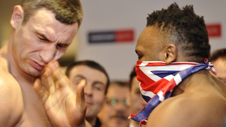 "Staredown" mit Schmackes: Chisora verteilt eine verfrühte Backpfeife an Klitschko.
