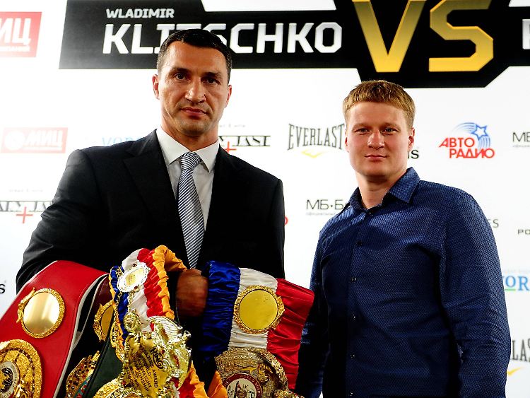 Noch ganz brav: Klitschko und Povetkin bei der Präsentation der WM-Gürtel.
