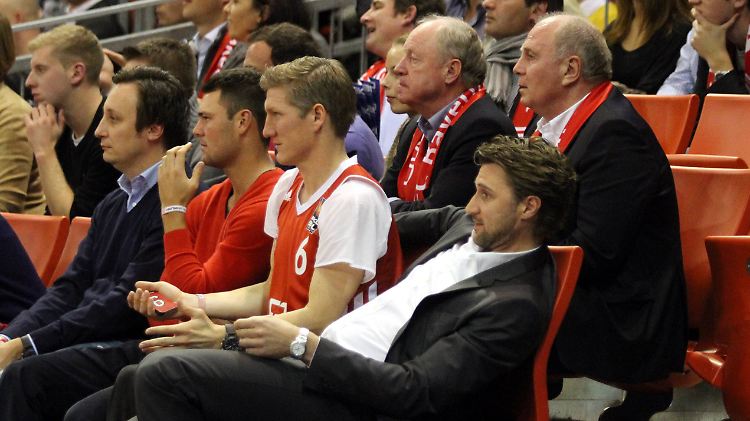 Die "Familie" FC Bayern München: rechts unten Marko Pesic, neben ihm Bastian Schweinsteiger, in der zweiten Reihe rechts Präsident Uli Hoeneß.