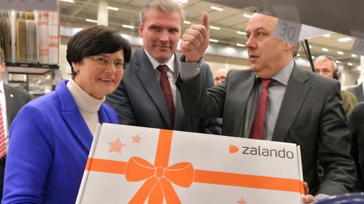 In Erfurt hatte Zalando Ende vergangenen Jahres im Beisein von Ministerpräsidentin Lieberknecht (l) und Wirtschaftsminister Machnig (r) Europas größtes Warenlager für Schuhe und Mode eröffnet.