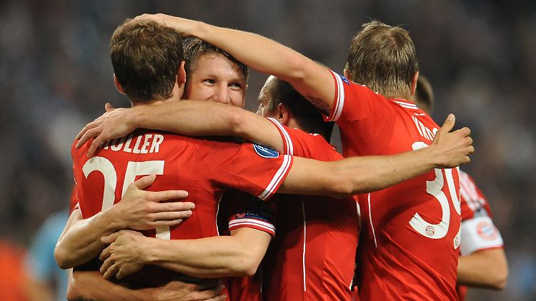 Müller wird für sein Tor herzlich geknuddelt.