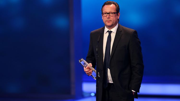 Matthias Brandt guckt ernst, freute sich aber natürlich über die renommierte Auszeichnung.