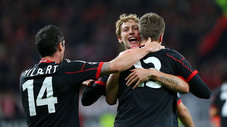 Jens Hegeler bejubelt seinen Treffer zum 2:1 mit Roberto Hilbert und Stefan Kießling.