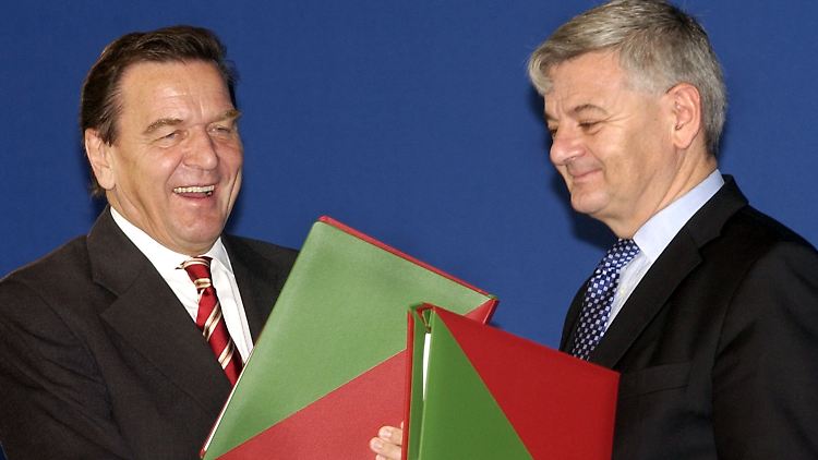 Joschka Fischer schloss zweimal - 1998 und 2002 - einen Koalitionsvertrag mit Gerhard Schröders SPD und wurde erster grüner Vizekanzler in Deutschland.