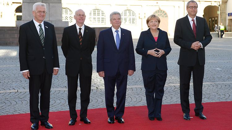 Gruppenbild mit Dame: Der baden-württembergische Ministerpräsident Winfried Kretschmann, Bundestagspräsident Norbert Lammert, Bundespräsident Joachim Gauck, Kanzlerin Angela Merkel und der Präsident des Bundesverfassungsgerichts, Andreas Voßkuhle feiern die Einheit (v.l).