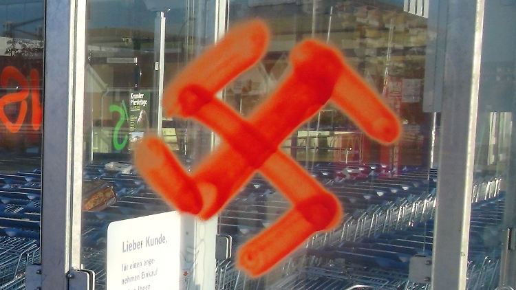 Dieser Abstellplatz für Einkaufswagen ist nur einer der vielen Orten, die mit rechten Parolen beschmiert wurden.