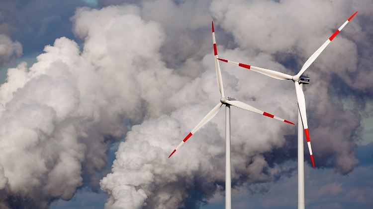 Vergangenheit und Zukunft: Windräder vor den Kühltürmen des Vattenfall-Braunkohlekraftwerks im brandenburgischen Jänschwalde.