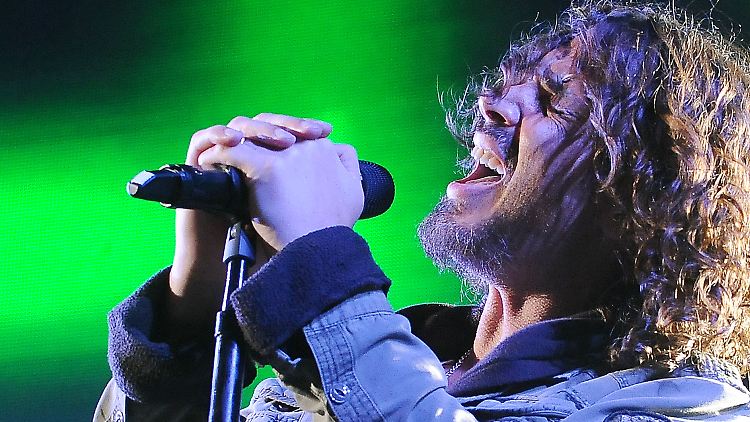 Chris Cornell steht auf deutsche Gitarren; auch seine Biker-Jacke hat er in Deutschland gekauft.