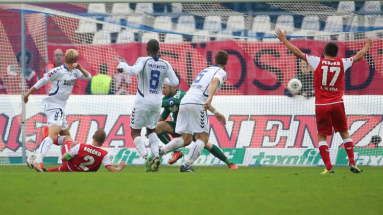 Die Entscheidung: Brecko drückt den Ball über die Linie.