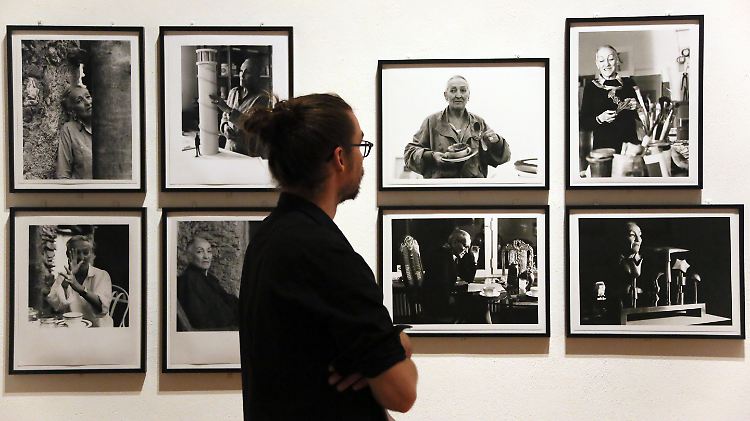Fotografien, die Meret Oppenheim zwischen 1971 und 1982 zeigen, sind bei der Retrospektive im Berliner Martin-Gropius-Bau zu sehen.