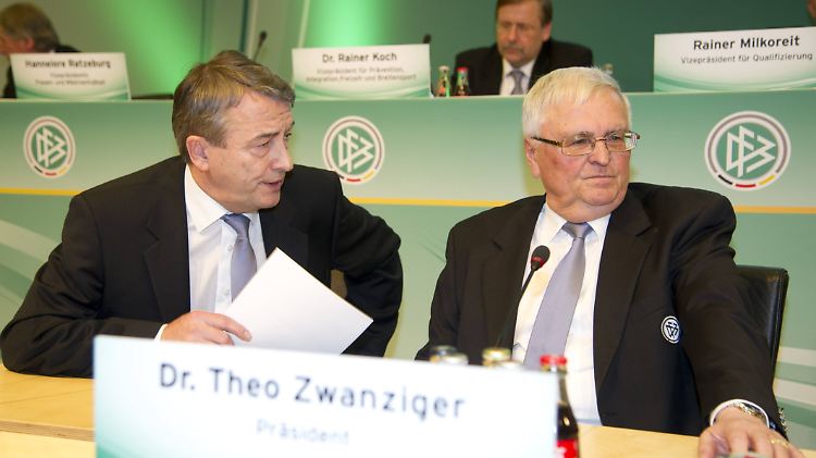 Theo Zwanziger (rechts) und Wolfgang Niersbach auf dem Ausserordentlichen DFB-Bundestag im März 2012. Da übergab Zwanziger das Präsidentenamt an Niersbach.