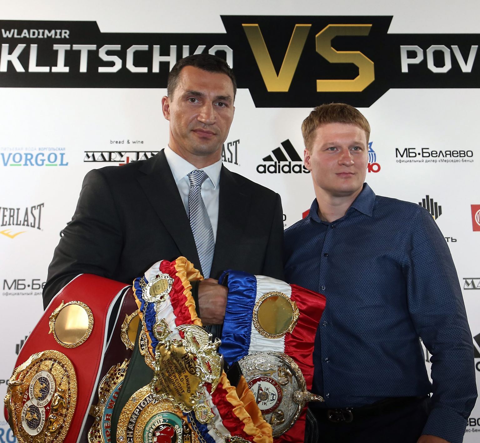Der eine hat sie, der andere will sie: Bei einer Konferenz in Moskau im August 2013 präsentiert Wladimir Klitschko seine Gürtel der drei Boxverbände WBA, WBO und IBF. Der bis dahin in 27 Kämpfen ungeschlagene Alexander Powetkin möchte ihm den WBA-Titel abnehmen. 