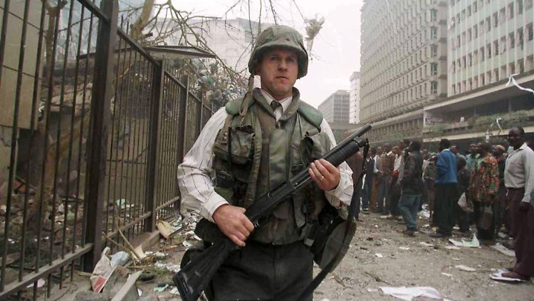 1998: Ein US-Botschaftsmitarbeiter sichert das Gelände um den Anschlagsort in Nairobi.