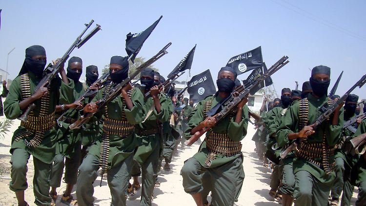 Kämpfer der Al-Shabaab-Miliz 2011 in Mogadischu. Die Islamisten bekannten sich zu dem Anschlag auf das Einkaufszentrum in Nairobi.