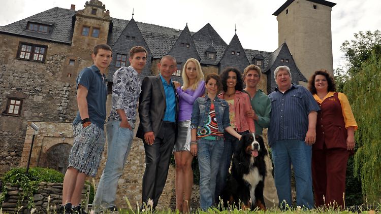 "Hier beginnt der Showdown": Die "Löwenzahn-Crew vor der Burg in Ranis.