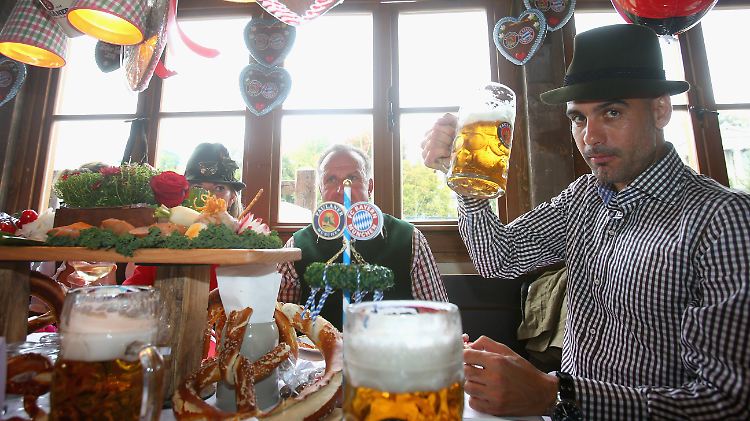 Pep Guardiola passt sich den Bayern und ihrem FC an. Er trinkt jetzt auch Bier.